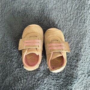 Toddler stride rite sneakers with velcro closing size 5W